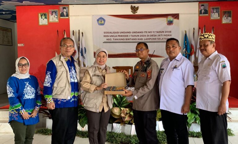 Mahasiswa KKN Sosialisasi UU ITE di Desa Jati Indah