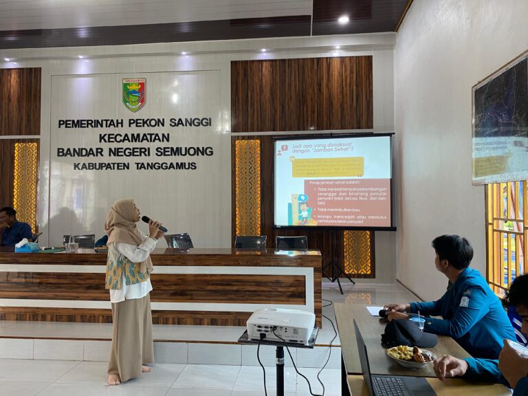 Mahasiswa KKN Galakkan Program STBM sebagai Upaya Jamban Sehat Desa ODF di Pekon Sanggi