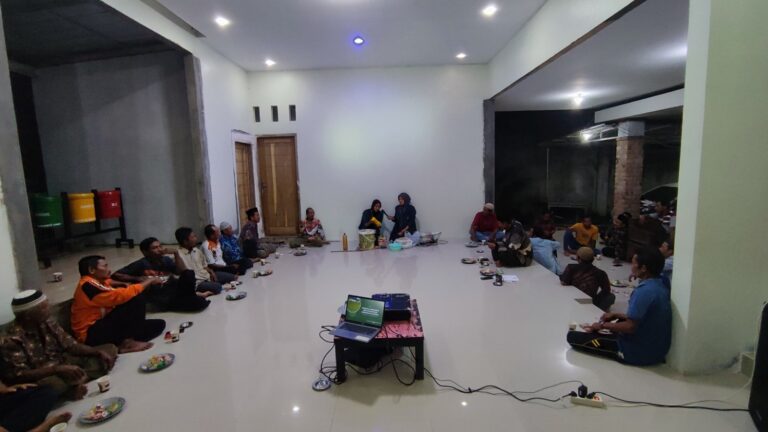 Mahasiswa KKN Unila Gelar Sosialisasi dan Praktik Pembuatan Pupuk Organik Cair dari Gedebog Pisang