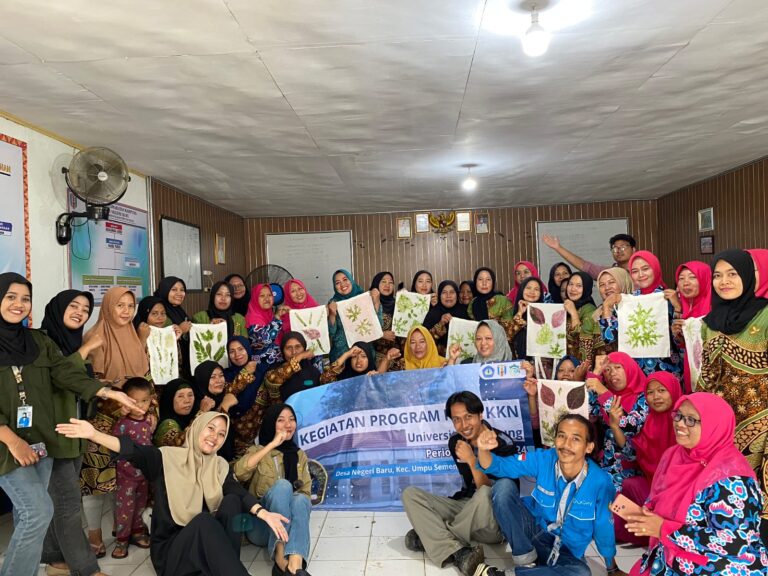 Kolaborasi KKN Unila dan Kampung Negeri Baru Mengolah Dedaunan Karya Seni Ecoprint