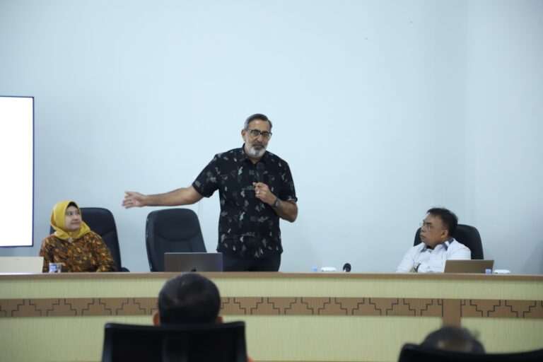 Profesor dari Lahore University of Management Sciences Hadir di Unila Tingkatkan Kemampuan Penerapan Teaching Learning dan Work Integrated Learning