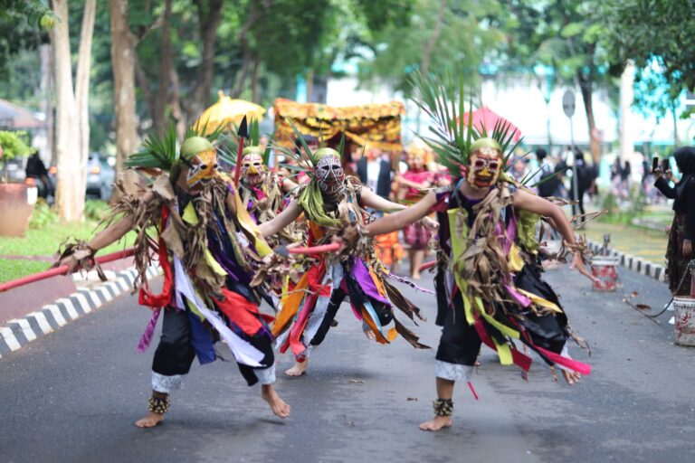 Rayakan Dies Natalis ke-56, FKIP Gelar Karnaval dan Muhibah Seni Multikultural