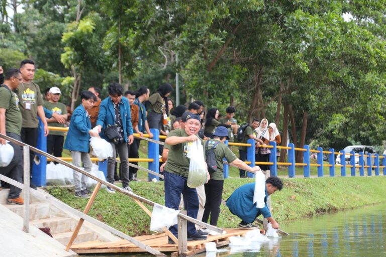 Pengabdian, Unila dan Forpimawa Tanam 400 Pohon dan Tebar Benih Ikan