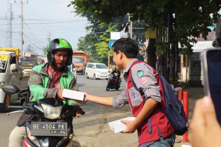 UKMF Fossi FH Adakan Peduli Berbagi Bersama Dompet Duafa
