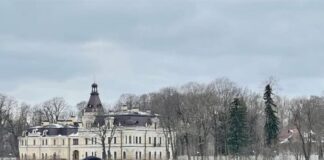 Dua Mahasiswa FEB Terpilih sebagai Awardee MoU Scholarship International Student Mobility 2024