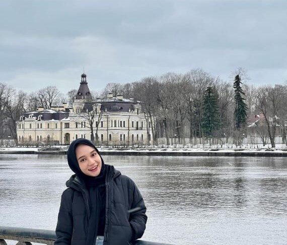 Dua Mahasiswa FEB Terpilih sebagai Awardee MoU Scholarship International Student Mobility 2024