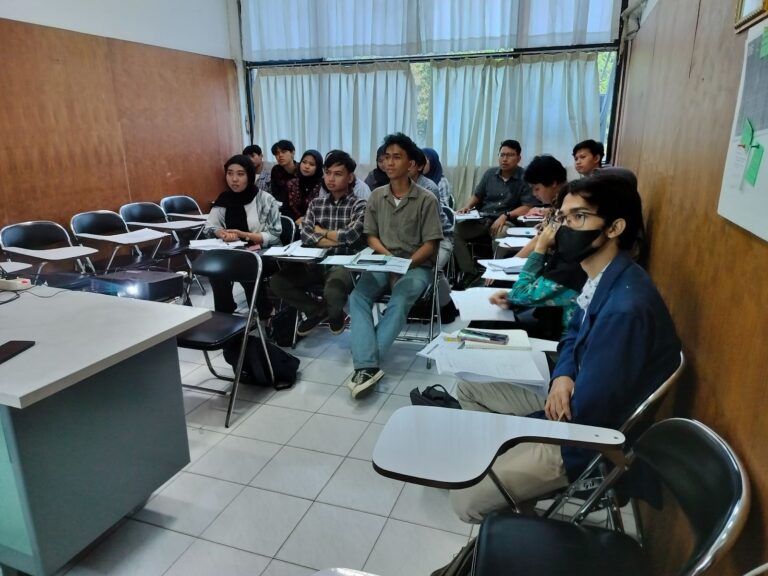 UPT Bahasa Gelar Pelatihan Bahasa Asing bagi Mahasiswa