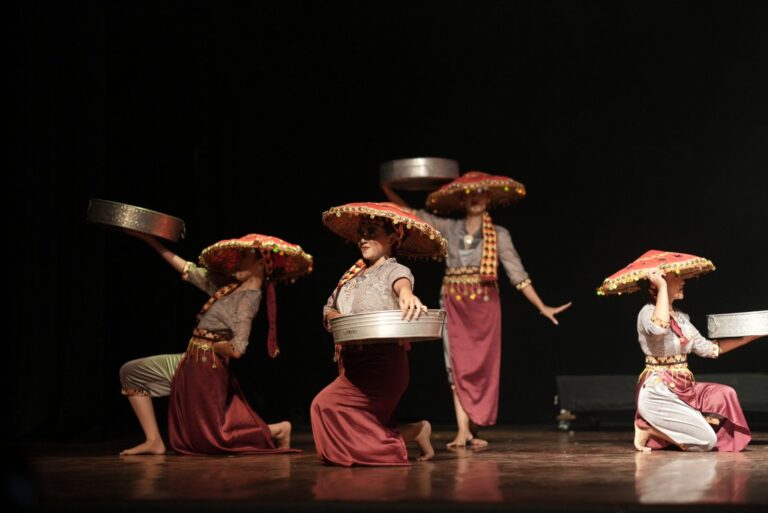 Prodi Pendidikan Seni Tari Angkatan 2022 Gelar Decoreus Tradition