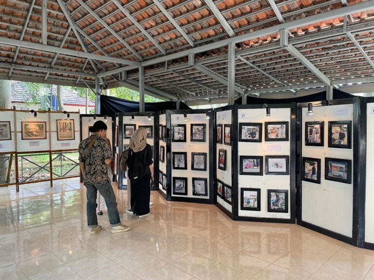 UKM Fotografi Zoom Tampilkan Pameran di Taman Beringin Unila