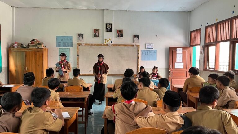 Keseruan Maya Belajar Pramuka di Kampus Mengajar