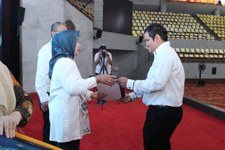 Rektor Serahkan SK Pengangkatan CPNS di Lingkungan Kemendikbudristek