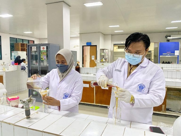 Tim PKM-RE Dipterocarpaceae Inovasi Alternatif Bahan Obat Antidiabetes dan Antikanker dari Kulit Kayu