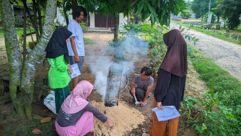 Tim KKN Unila Desa Braja Indah Sosialisasikan Pembuatan Briket dari Sekam Padi