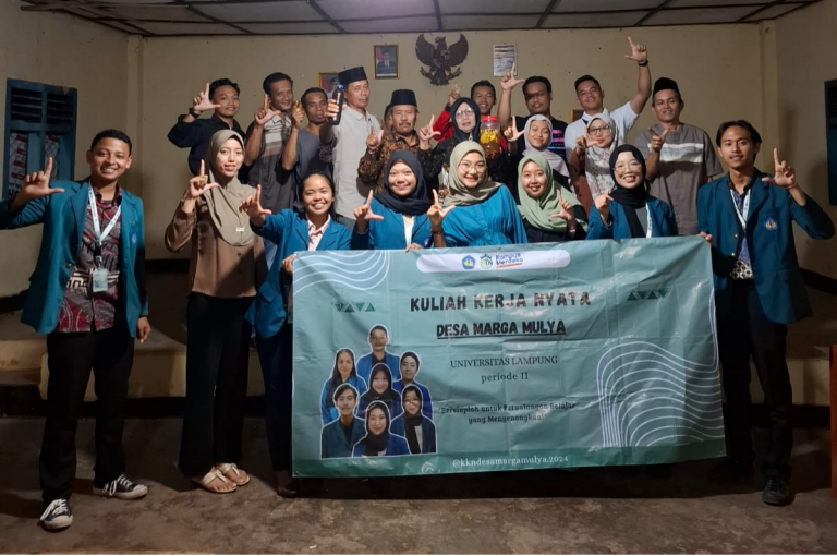 Upayakan Pengolahan Limbah Organik, Tim KKN Unila Adakan Praktik Pembuatan Eco Enzyme