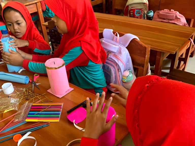 Tanamkan Kebiasaan Menabung Sejak Usia Dini, Mahasiswa KKN Sosialisasikan GEMAS