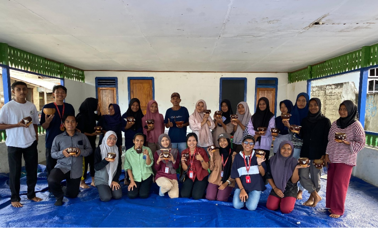 Mahasiswa KKN Kebangsaan Desa Pasanea Adakan Pelatihan Kerajinan Mangkuk Tempurung Kelapa