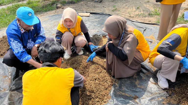 KKN Unila Dorong Pertanian Berkelanjutan di Sindang Anom dengan Pupuk Kandang