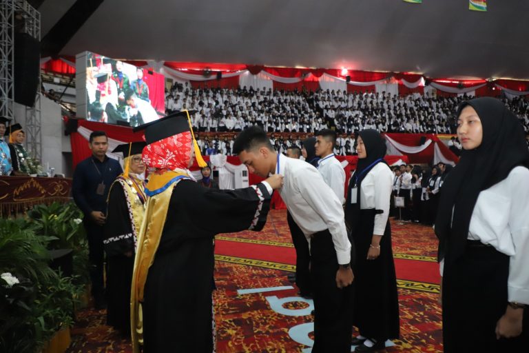 Penuh Semangat, 10.358 Mahasiswa Baru Ikuti PKKMB Unila