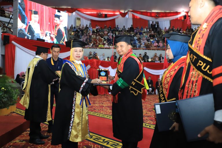 Kisah Inspiratif Galuh Eska Mulyanto, Lulusan Terbaik S-2 