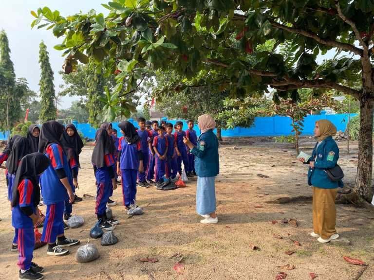 Tim KKN Unila Sosialisasikan Tanaman Holtikultura dan Praktik Pembuatan Replikasi Holtikultura 