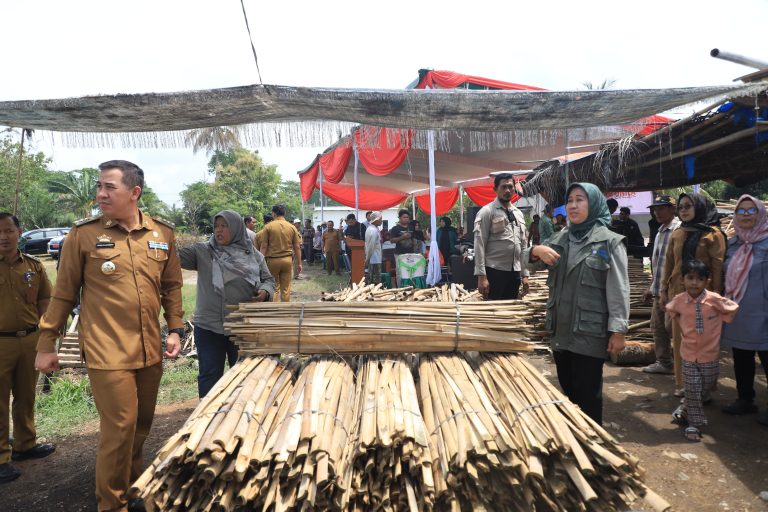LPPM Serahkan Produk Hasil Penelitian Dosen Teknis kepada Masyarakat Desa Trimulyo