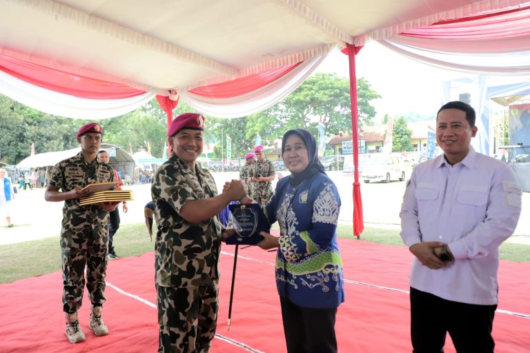 Unila Dukung Baksos Korps Marinir, Rektor Terima Penghargaan