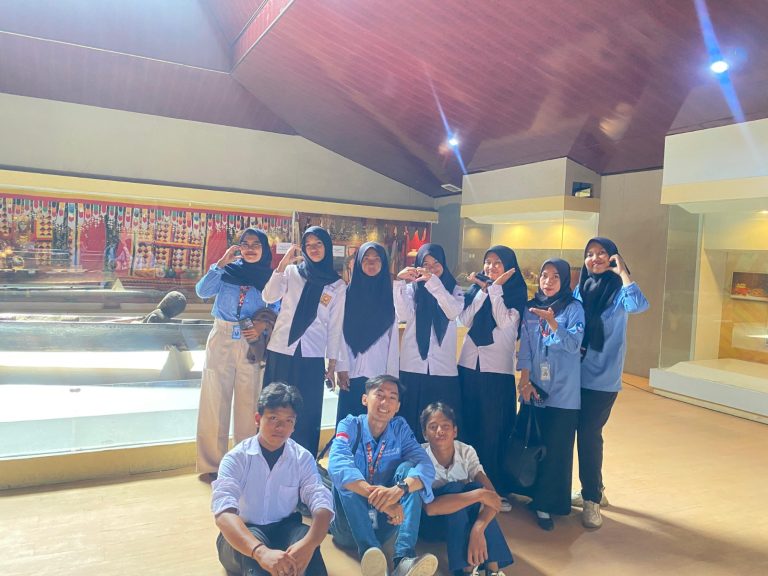 Mahasiswa Kampus Mengajar Angkatan 8 Ajak Peserta Didik SMP YAMAMA Eksplorasi Museum Ruwa Jurai Bersama