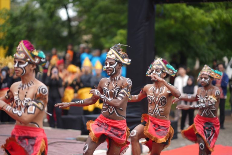 Unila Helat Pementasan Seni Dalam Rangka Anugrah Be Strong Festival Kebudayaan dan Cinta Tanah Air