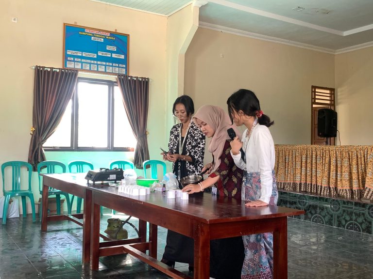 Mahasiswa KKN Manfaatkan Limbah Minyak Jelantah Jadi Lilin Aroma Terapi