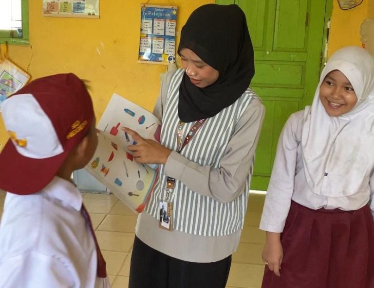 Mahasiswa KKN Unila Desa Bumiratu Edukasi Interaktif Siswa SD