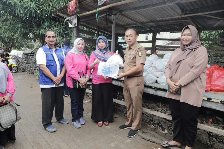 DWP Unila Berikan Bantuan Sembako untuk Korban Banjir di Kota Bandar Lampung