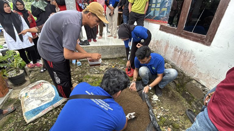 Mahasiswa KKN Desa Semanak Ajak Masyarakat Manfaatkan Pekarangan Rumah dan Feses Domba Sebagai Pupuk