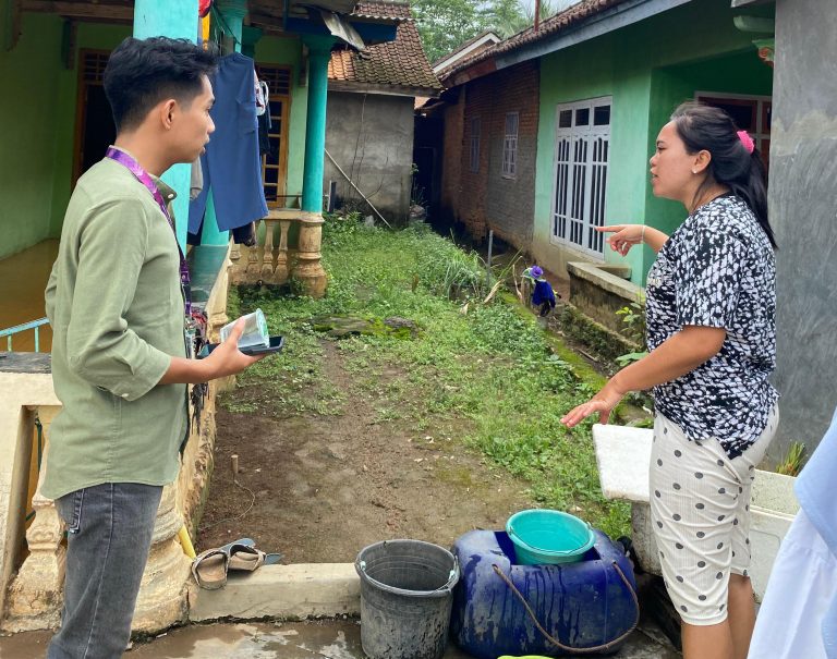 Pencegahan DBD di Desa Pekurun Tengah: Mahasiswa KKN Bersama Aparatur Desa dan Puskesmas Gelar Edukasi dan Pembagian Abate