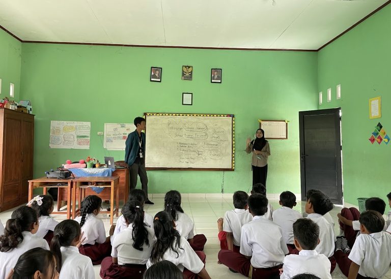 Dorong Penggunaan Bahasa Indonesia, Tim KKN Gelar Sosialisasi di SDN 1 Desa Warga Indah Jaya