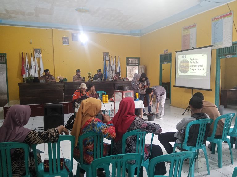 Mahasiswa KKN Sosialisasikan Pupuk Organik di Desa Bumi Restu