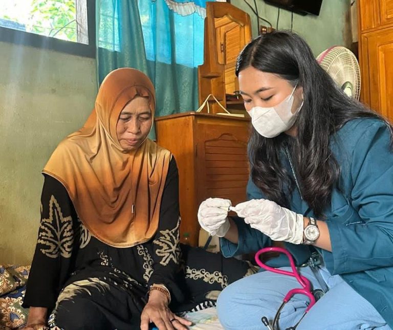 Mahasiswa KKN Adakan Cek Kesehatan Gratis bagi Masyarakat Disabilitas Lampura