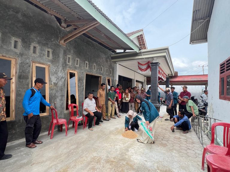 Mahasiswa KKN Sosialisasikan Kesuburan Tanah dan Pemanfaatan Limbah Sekam Padi Menjadi Biochar