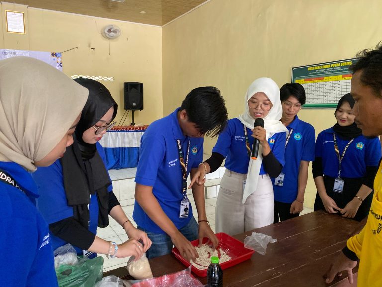 Mahasiswa KKN Unila Edukasi Peternak Tentang Pentingnya Mineral Blok Untuk Ternak Ruminansia