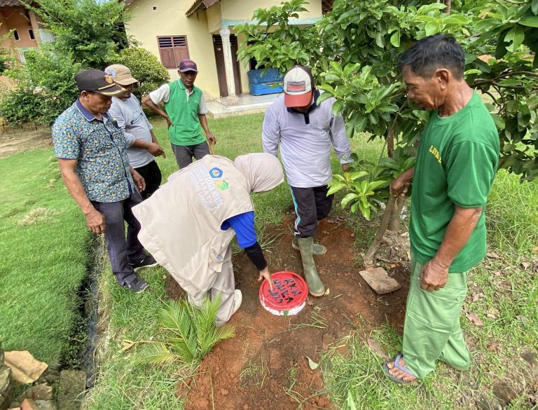 Mahasiswa KKN Terapkan Biopori sebagai Solusi Genangan Air
