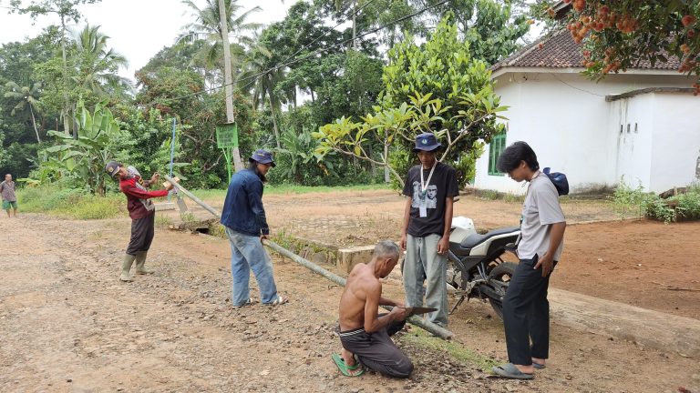 Mahasiswa KKN Sukses Implementasikan Lampu Tenaga Surya
