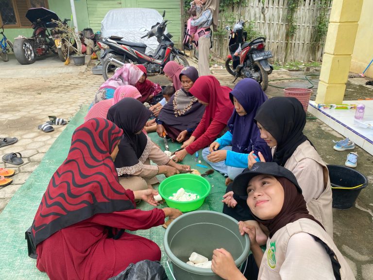 Inovasi Pangan Berkelanjutan: Mahasiswa KKN Unila Kembangkan Tepung Mocaf di Desa Negeri Ratu