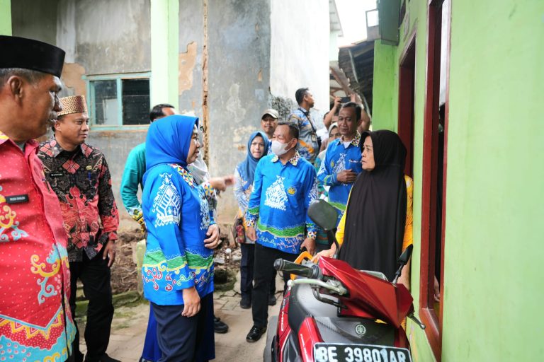 Unila Gelar Bakti Sosial bagi Korban Banjir di Cimeng