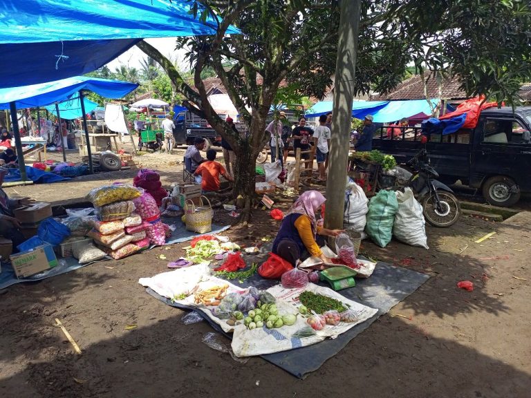 Mahasiswa KKN dan Kebangkitan Pasar Priangan Baru