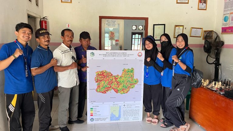 Mahasiswa KKN etakan Kemiringan Lereng di Desa Merbau Mataram untuk Mitigasi Bencana Alam