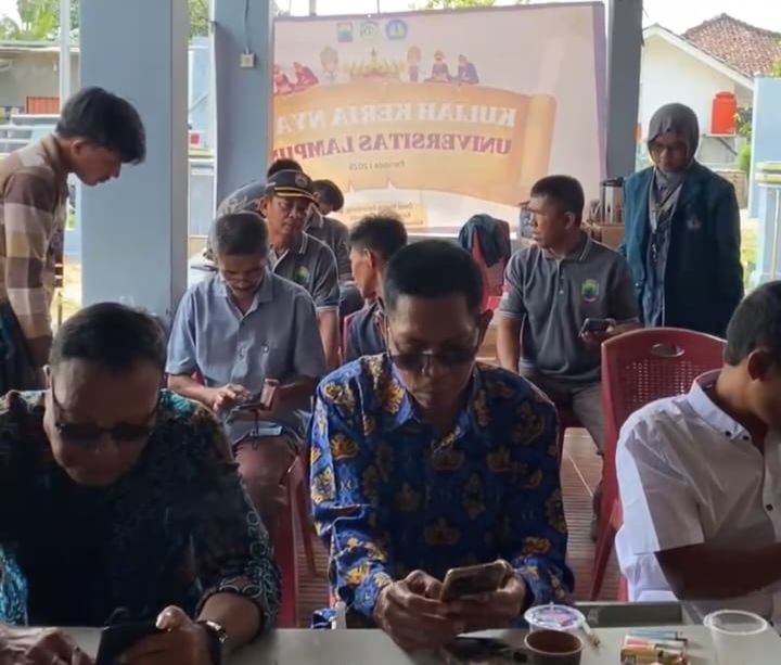 Mahasiswa KKN Sosialisasi Identitas Kependudukan Digital di Desa Merak Belantung