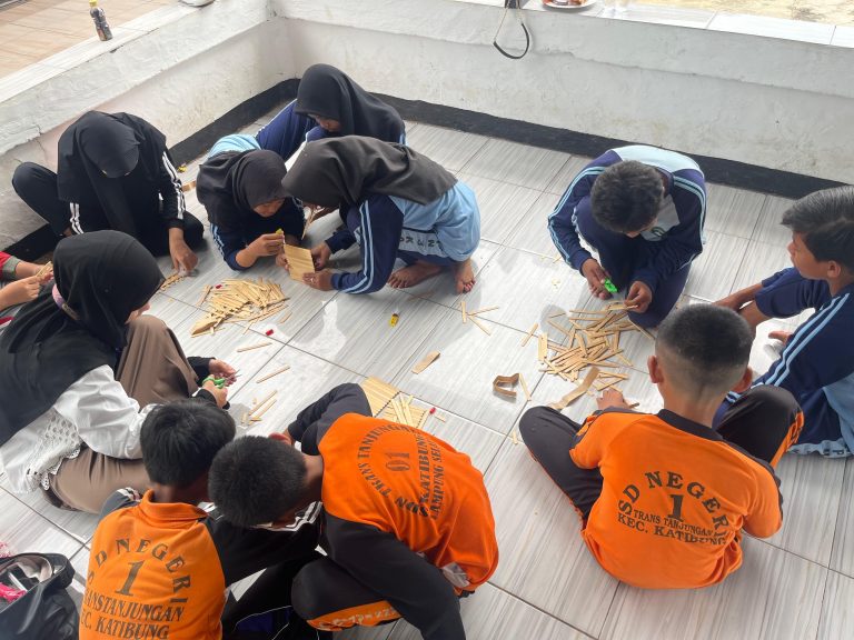 Asah Kreativitas, Mahasiswa KKN Ajarkan Pembuatan Miniatur Rumah Impian dari Stik Eskrim