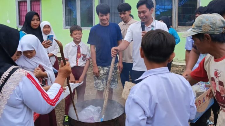 Inovasi Pengolahan Sampah Organik dan Anorganik Oleh Mahasiswa KKN Unila di Desa Priangan Baru