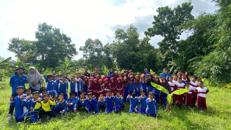 Kelompok KKN Universitas Lampung Gelar Program “Kecil Menanam, Dewasa Memanen” untuk Konservasi Ekosistem Darat