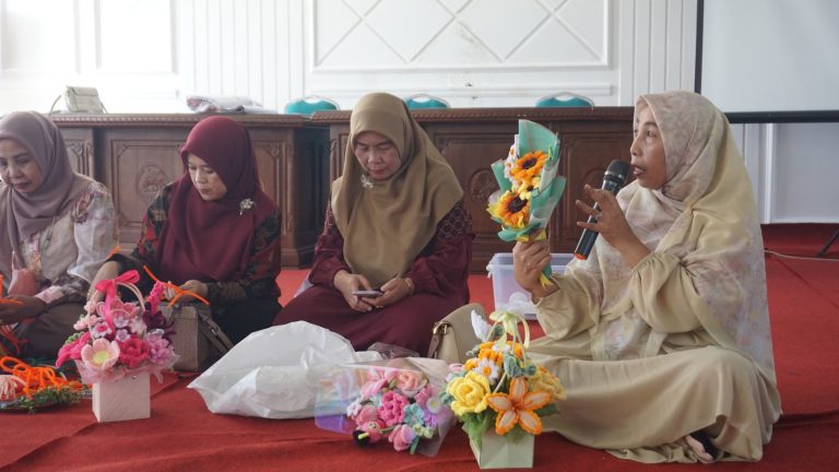 DWP Unila Gelar Pelatihan Buket Bunga dari Kawat Berbulu