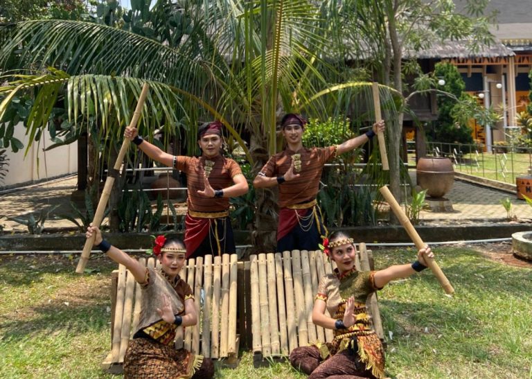 Mahasiswa Unila Angkat Tradisi Lampung ke Kancah Internasional
